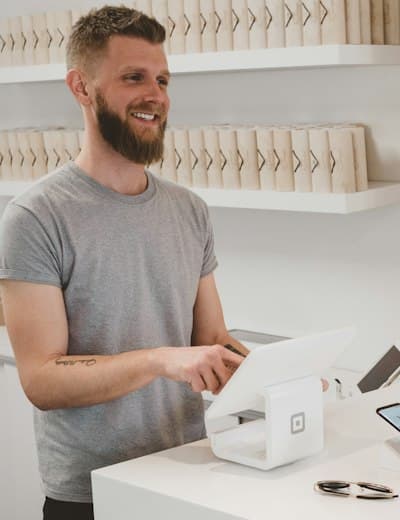 Angajat retail care interactioneaza cu un client
