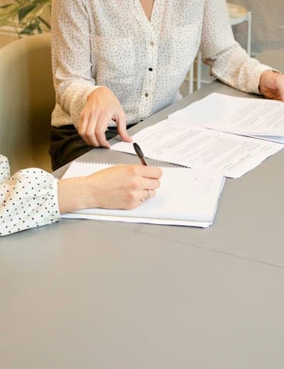 Agent de securitate in uniforma, la datorie